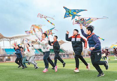 3月18日，江蘇省海安市南屏小學(xué)的孩子們在操場上放風(fēng)箏，感受春天的氣息。翟慧勇攝（人民視覺）